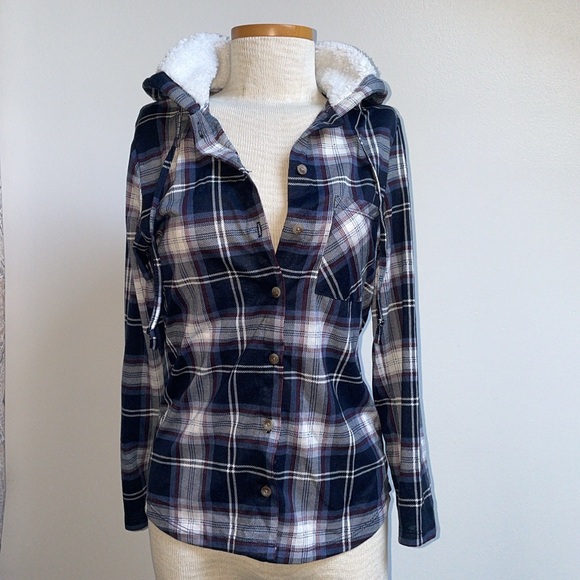 NWT Flannel women’s size small. Dark blue, maroon, white. Furry hood. - Picture 4 of 7
